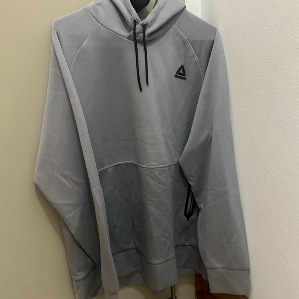 Men Reebok sweater with side pockets and hoodie